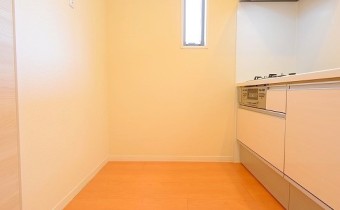 冷蔵庫置場　角部屋なのでキッチンにも小窓が♪