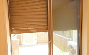シャッタータイプの雨戸