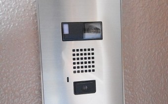 ドアホン　※室内写真は同マンション内の別タイプのものです。