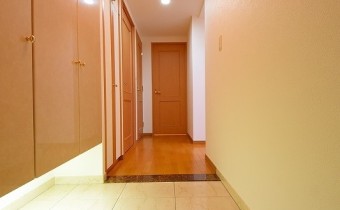 玄関　※室内写真は同マンション内の別タイプのものです。