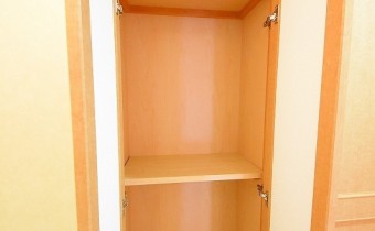 廊下の収納　※室内写真は同マンション内の別タイプのものです。