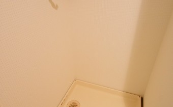 洗濯機置場　※室内写真は同マンション内の別タイプのものです。