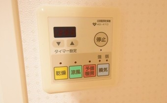 浴室乾燥機のコントローラー　※室内写真は同マンション内の別タイプのものです。