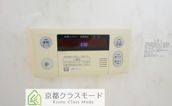 追い焚き機能付き　※室内写真は同マンション内の別タイプのものです。
