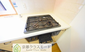 3口ガスコンロ（グリル付き）　※室内写真は同マンション内の別タイプのものです。