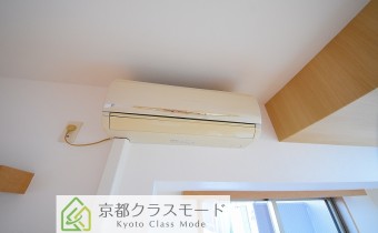 LDK のエアコン　※室内写真は同マンション内の別タイプのものです。