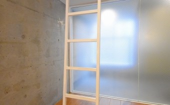 ロフトへのハシゴ