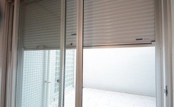 防犯シャッター付き