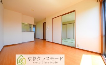 南向きのバルコニーで陽当たりが良く明るいお部屋です♪