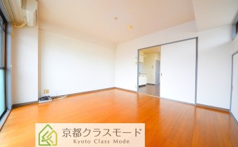南向きバルコニーで陽当たりも良く明るい室内です♪