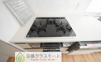 3口ガスコンロ（グリル付き）※室内写真は716号室のものです。