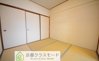 ※室内写真は同マンション内の別のお部屋のものです。