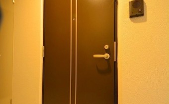 玄関ドア　※室内写真は同マンション内の402号室のものです。