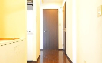 玄関　※室内写真は同マンション内の402号室のものです。