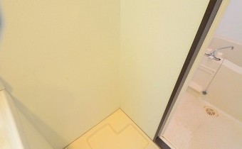 室内洗濯機置場　※室内写真は同マンション内の402号室のものです。
