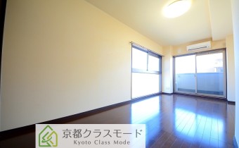 ※室内写真は同マンション内の402号室のものです。