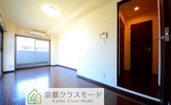※室内写真は同マンション内の402号室のものです。