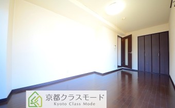 ※室内写真は同マンション内の402号室のものです。