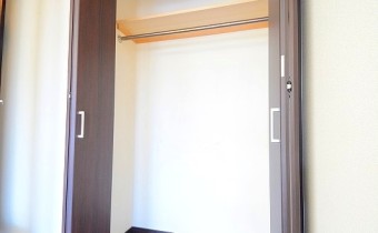 クローゼット　※室内写真は同マンション内の402号室のものです。