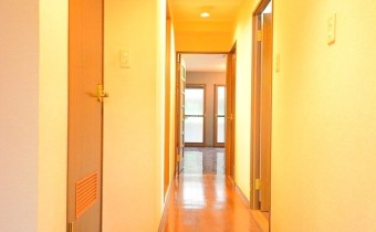 玄関　※室内写真は同マンション内・別タイプの参考画像となります。
