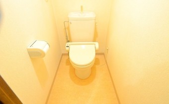 トイレ　※室内写真は同マンション内・別タイプの参考画像となります。