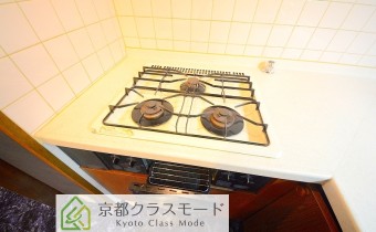 3口ガスコンロ(グリル付き)　※室内写真は同マンション内・別タイプの参考画像となります。