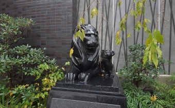 ライオンズの像