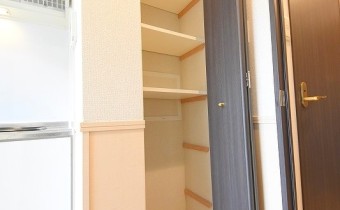 キッチン横の収納スペース