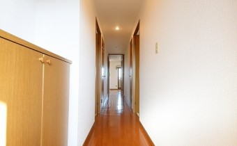 玄関　※室内写真は同マンション内の別タイプのものです。