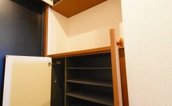 シューズBOX　※室内写真は同マンション内の別タイプのものです。