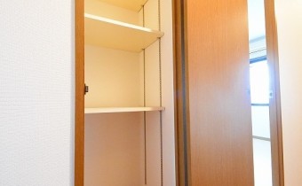 廊下の収納　※室内写真は同マンション内の別タイプのものです。