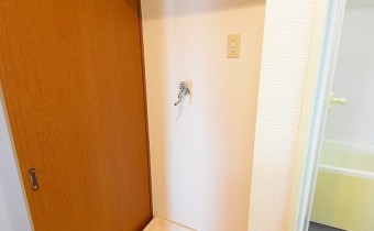 洗濯機置場　※室内写真は同マンション内の別タイプのものです。
