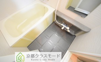 バスルーム　※室内写真は同マンション内の別タイプのものです。