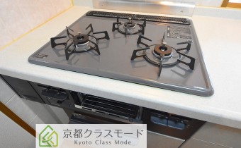 3口ガスコンロ（グリル付き）　※室内写真は同マンション内の別タイプのものです。