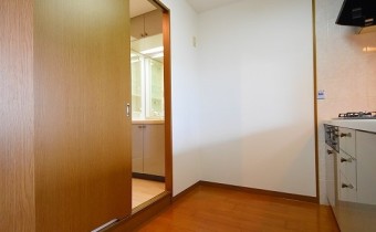 キッチンスペース　※室内写真は同マンション内の別タイプのものです。