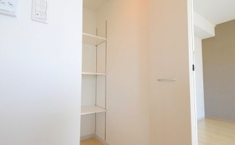 キッチン横の収納　