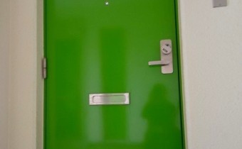 玄関ドア　※室内写真は同マンション内の別タイプのお部屋です。