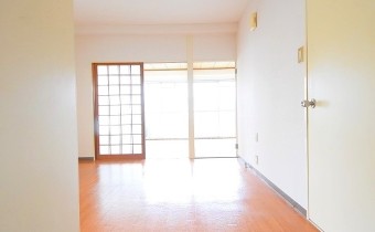 玄関　※室内写真は同マンション内の別タイプのお部屋です。