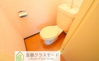 トイレ　※室内写真は同マンション内の別タイプのお部屋です。