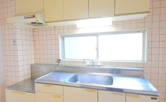 キッチン　※室内写真は同マンション内の別タイプのお部屋です。