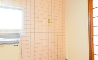 冷蔵庫置場　※室内写真は同マンション内の別タイプのお部屋です。
