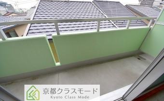 ベランダ　※室内写真は同マンション内の別タイプのお部屋です。