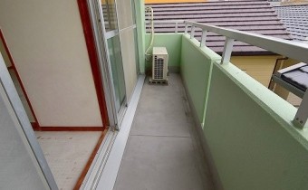 ベランダ　別アングル　※室内写真は同マンション内の別タイプのお部屋です。