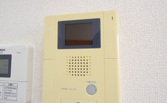 キッチン横に　モニター付インターホンがあります