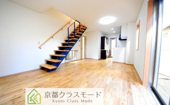 「無垢材」のフローリングや藍染を使用した階段などこだわりが凄い♪