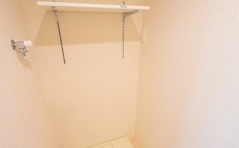 洗濯機置場　※この写真は同マンション206号室のものです
