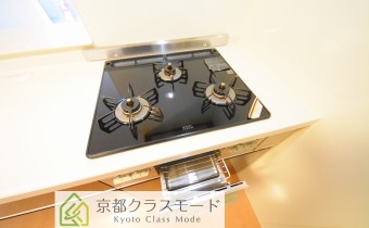 3口ガスコンロ（グリル付き）　※この写真は同マンション206号室のものです