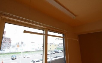 室内干用のバー　※この写真は同マンション206号室のものです