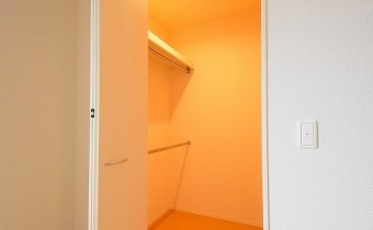 ウォークインクローゼット　※この写真は同マンション206号室のものです