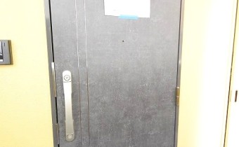 玄関ドア※同マンション反転タイプの写真です。